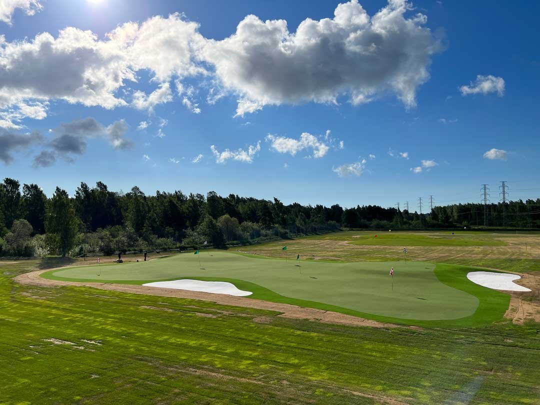 Kohdeviheriö ja kaksi hiekkaestettä Season Golfin harjoitusalueella kesällä.
