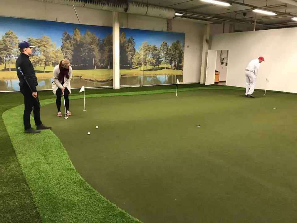 Pelaajia Swingmakersin sisähallin puttiviheriöllä.