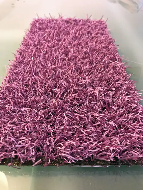 Violetti värillinen tekonurmi läheltä.