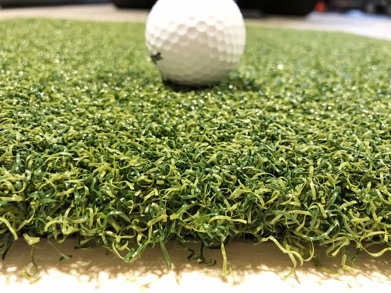 Golfpallo lyöntimaton tiheällä kuidulla läheltä.
