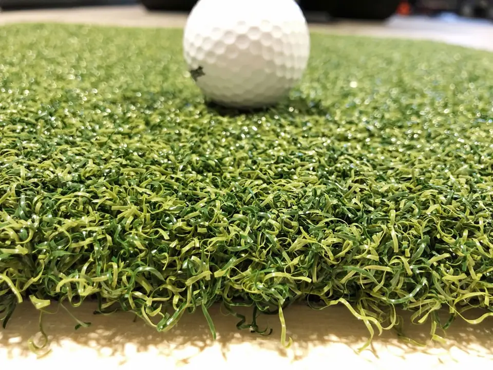 Golfpallo lyöntimaton pitkällä kuidulla läheltä.