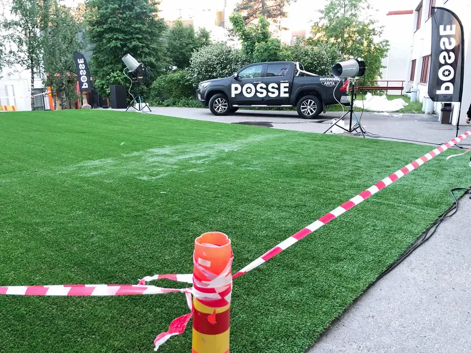 Vuokrattu tekonurmi televisiostudion asfalttipihalla.