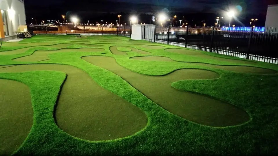 Minigolfrata illalla valaistuna.