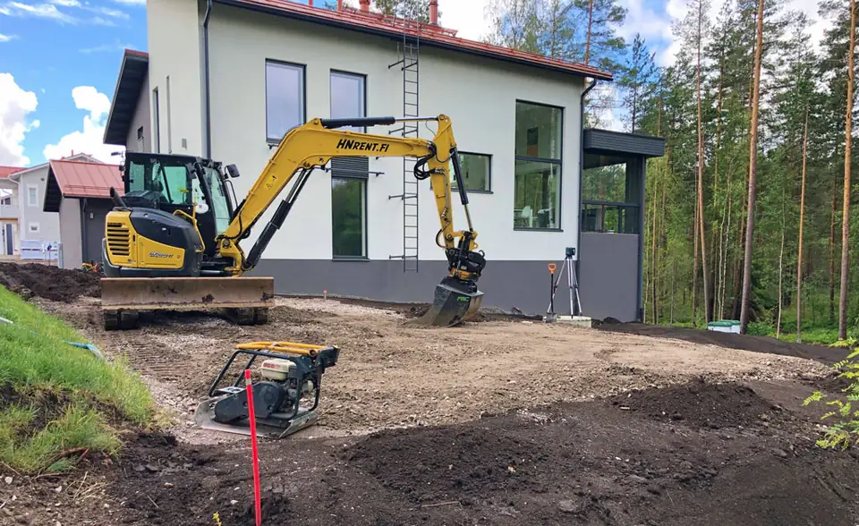 Keinonurmi viheriön pohjan rakentaminen