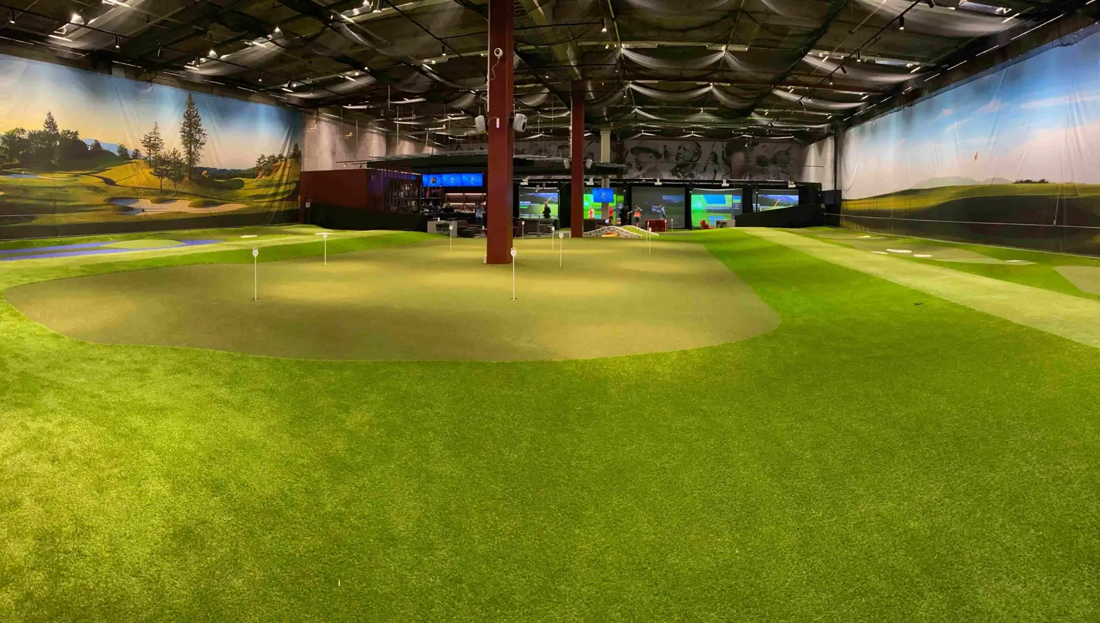 Golfhallin puttiviheriö ja simulaattorit.