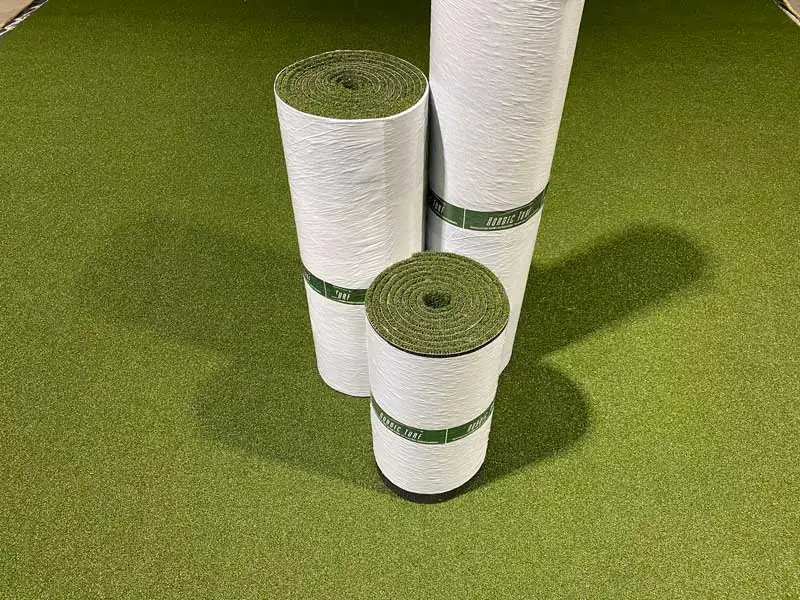 Kolme puttimattoa rullalla säilytystä varten.