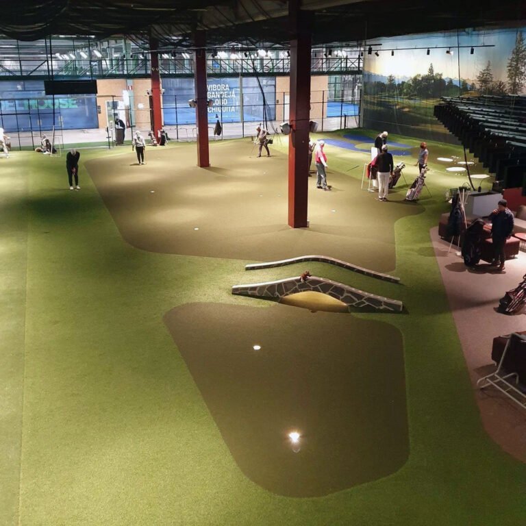 GoGolf Loungen hallin viheriöitä ylhäältä kuvattuna.