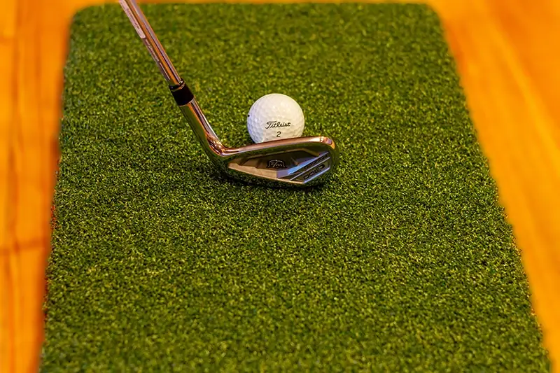 Golfpallo ja rautamaila Chippimatto Premiumin päällä.